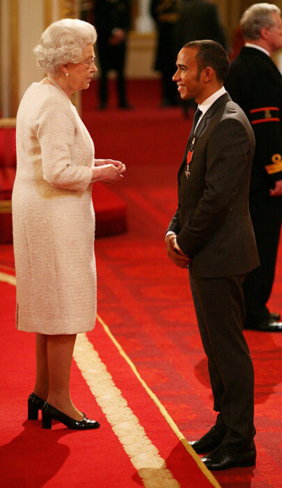 Lewis Hamilton siendo nombrado por la Reina Isabel ll como Caballero del Imperio Británico