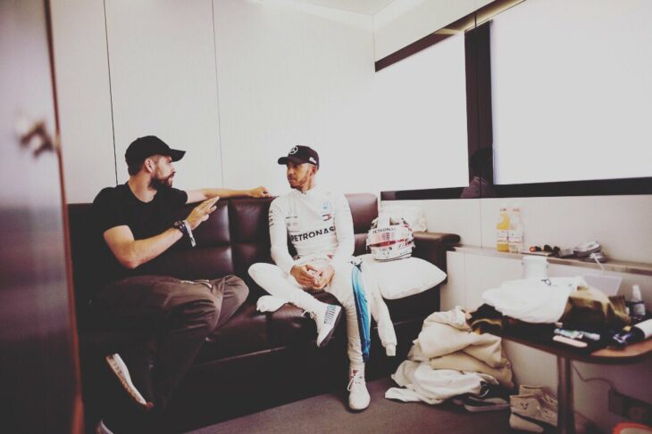 Lewis Hamilton sentado junto a Gerard Piqué en 2018 