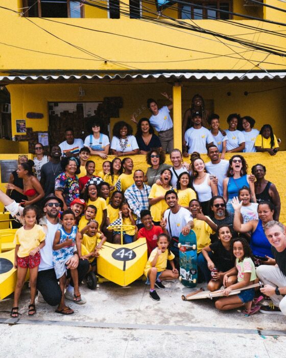 Lewis Hamilton posando con personas que ayudó en una fundación 