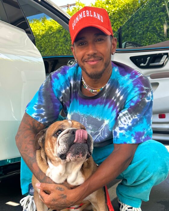 Lewis Hamilton posando al lado de su perro Bulldog 