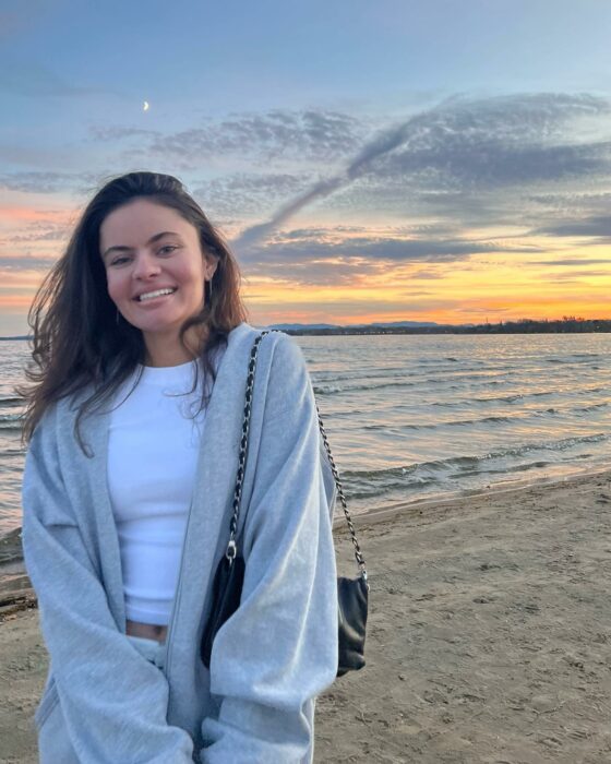 Fotografía de una chica posando frente al mar 