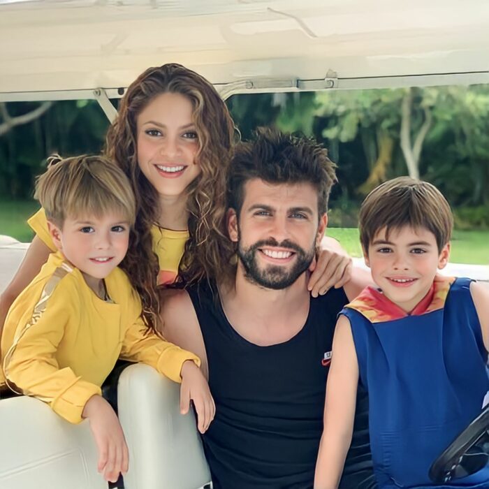 Shakira y Gerard Piqué posando al lado de sus hijos Milan y Sasha 