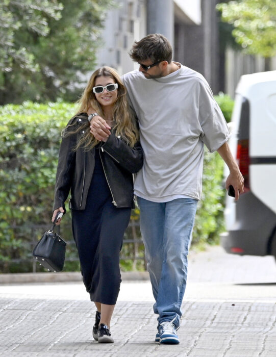 Fotografía de Gerard Piqué abrazando a Clara Chía en la calle 