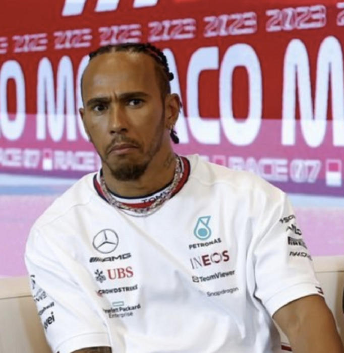el piloto de F1 Lewis Hamilton es captado con cara de incredulidad en su encuentro con los medios 
