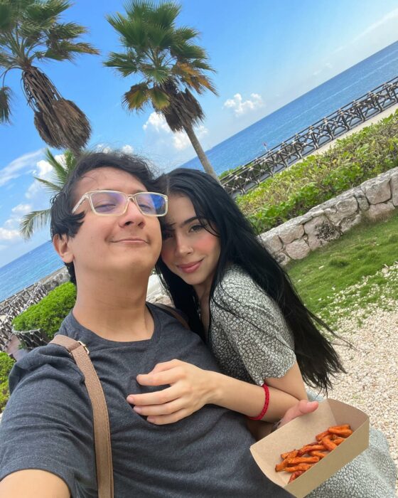 Selfie de el influencer Ron Roneos abrazado de su novia Mariana 