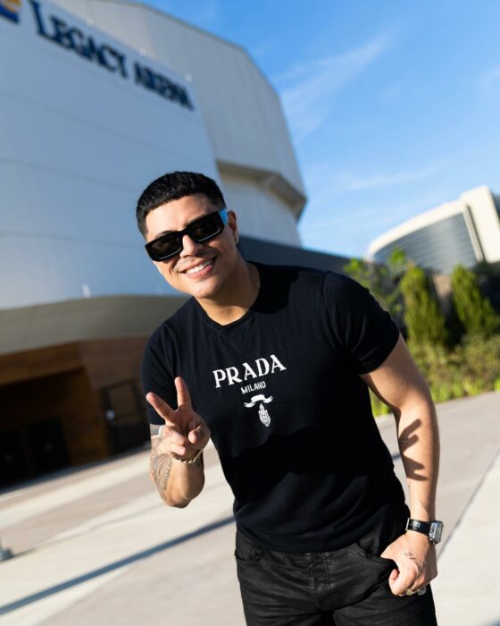 Fotografía de Eduin Caz posando frente a un estadio 