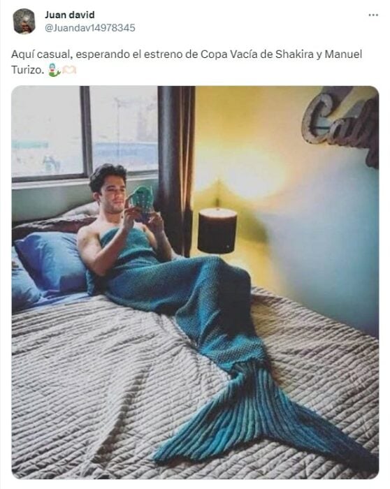 meme de un hombre acostado en una cama con cola de sirena esperando el estreno de la nueva canción de Shakira 