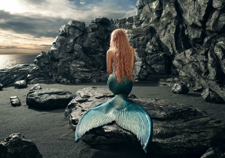 Shakira posando caracterizada de Sirena en su nuevo tema Copa vacía 