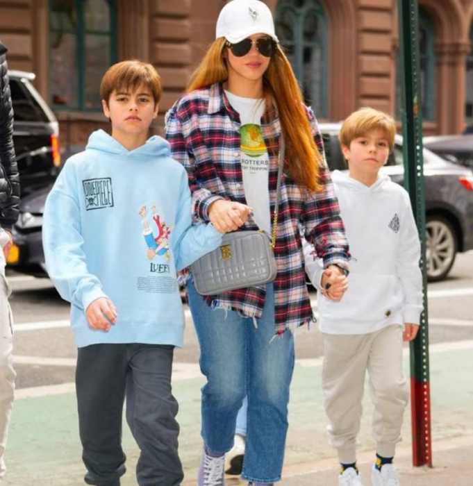 Shakira camina de la mano de sus hijos Milán y Sasha por las calles de Miami los tes llevan ropa deportiva