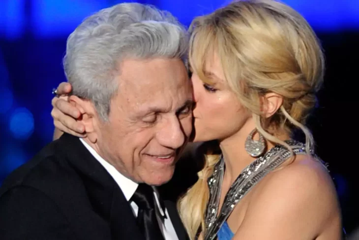 Shakira besa cariñosa a su papá ambos están en un evento musical la cantante no puede evitar que una lágrima le corra por el rostro