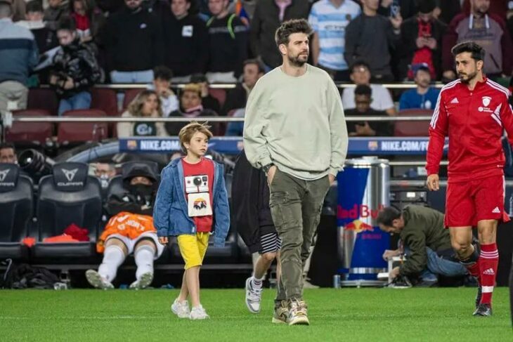 Gerard Piqué caminando con sus hijos en el campo de fútbol de un estadio en Barcelona, España 