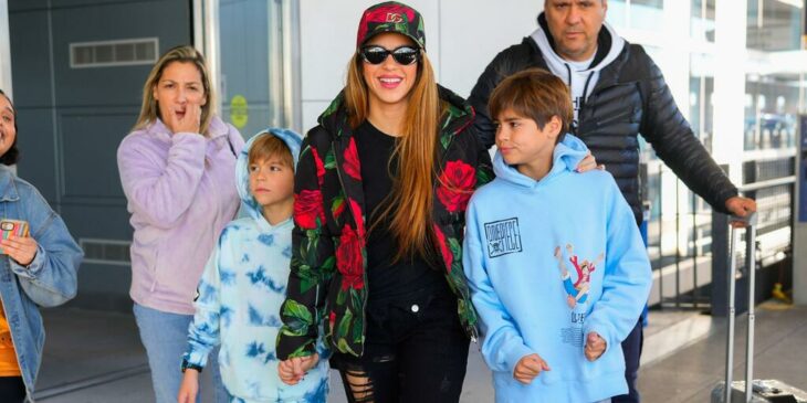 Shakira en compañía de sus hijos llegando al aeropuerto 