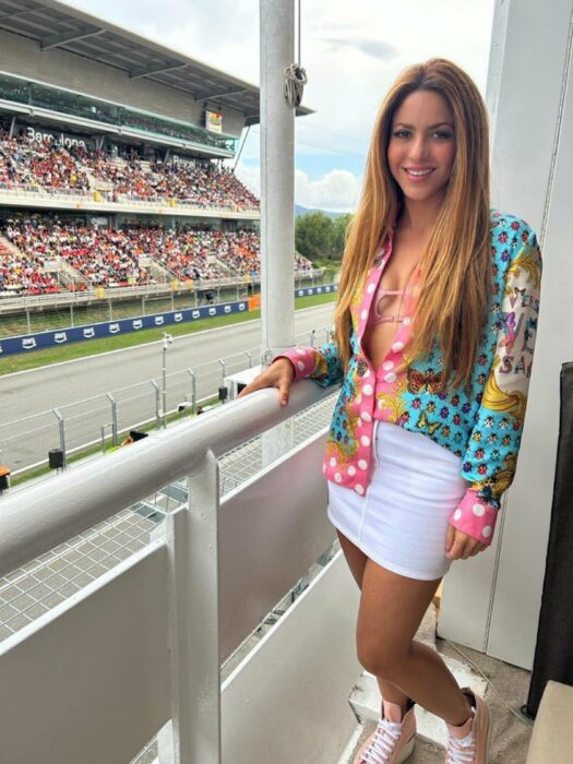 Shakira posando en el garage de Mercedes en el Grand Prix de Barcelona, España 