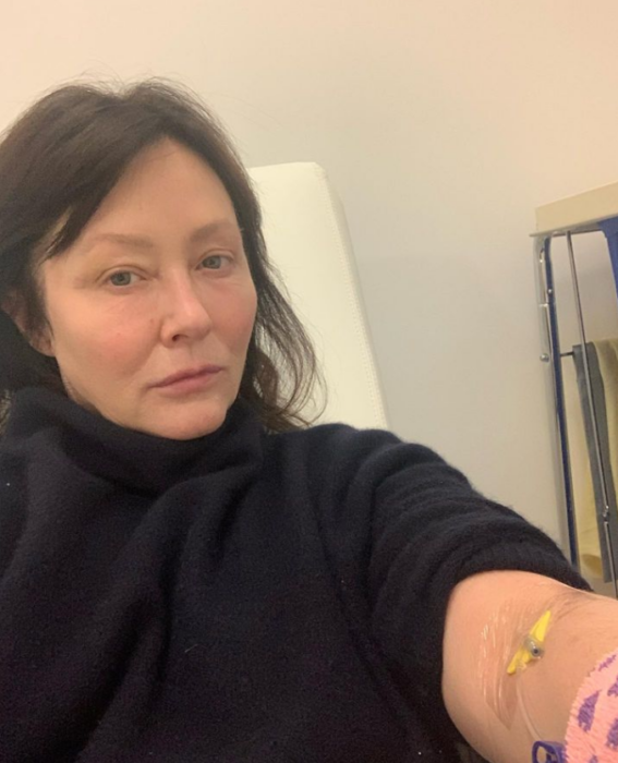 la actriz Shannen Doherty recibiendo tratamiento en el hospital para el cáncer que padece