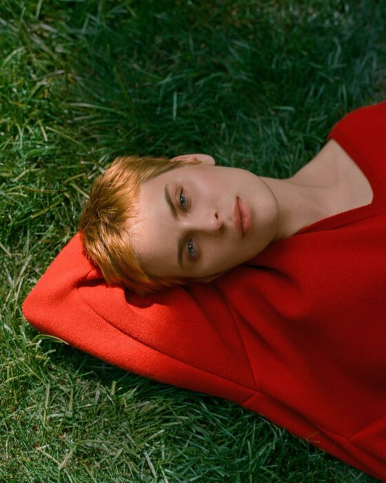 Photo of Tallulah Willis lying on the grass 