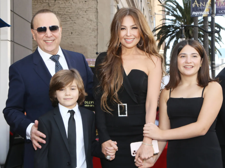 La familia Mottola posando en un evento vestidos todos de negro Thalía y Tommy junto a sus hijos Sabrina y Matthew