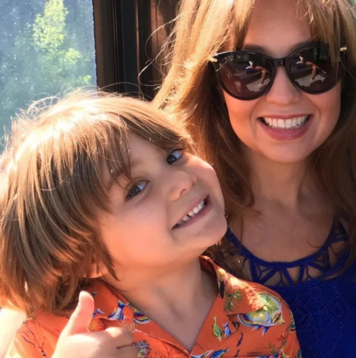 Thalía sonríe junto a su hijo menos Matthew Alejandro ella lleva lentes de sol