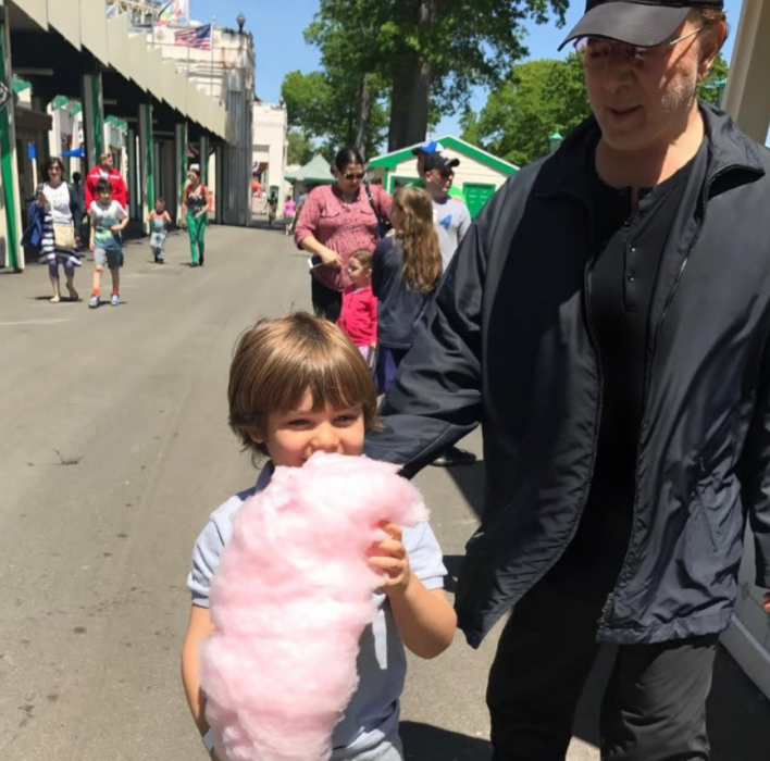 Tommy Mottola acompaña a su hijo Matthew caminando por la calle mientras el pequeño come un algodón de azúcar