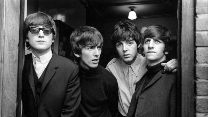 el famoso cuarteto de Liverpool The Beatles posa con ropa formal en los inicios de su carrera John Lennon lleva anteojos de sol