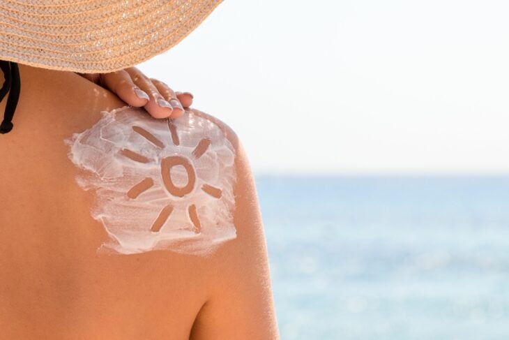 espalda de una mujer con un sol hecho con protector solar 