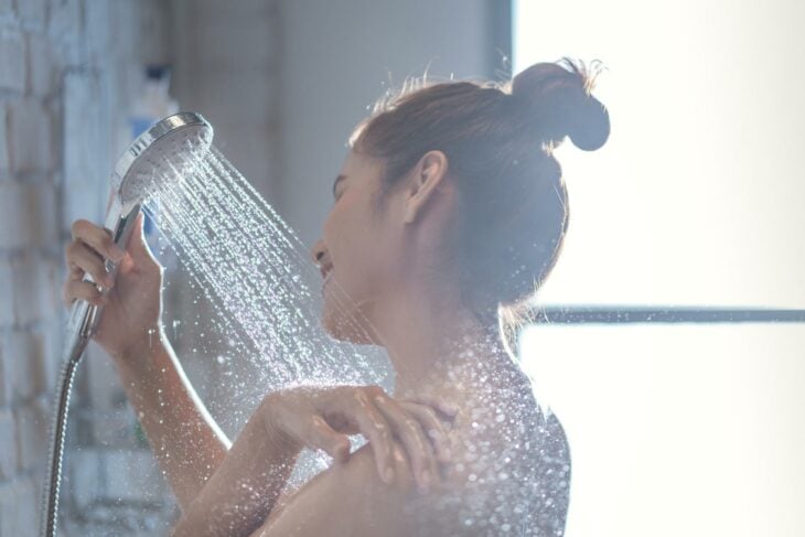 Imagen de una chica dándose una ducha 