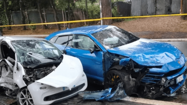 dos autos que participaron en una colisión están sobre la calle bastante destruidos