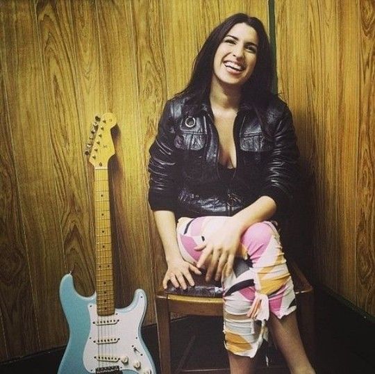 Amy Winehouse joven feliz
