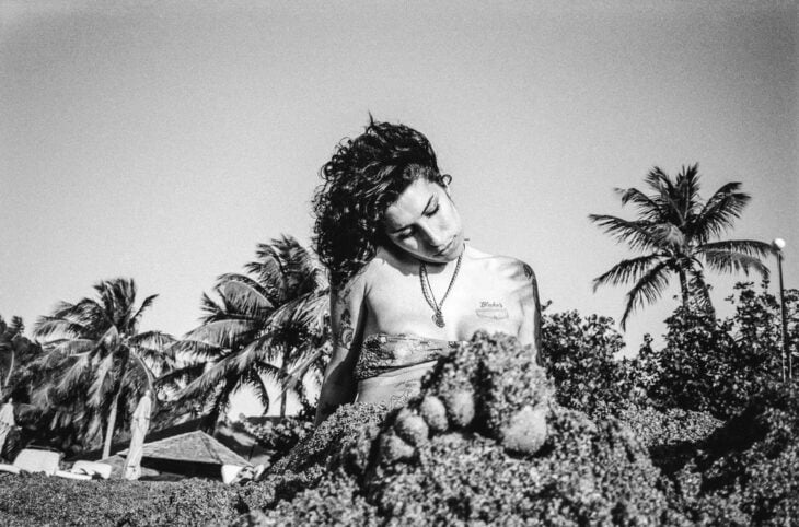Amy Winehouse playa blanco y negro