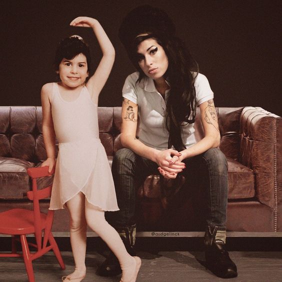 Amy Winehouse posando con su versión niña