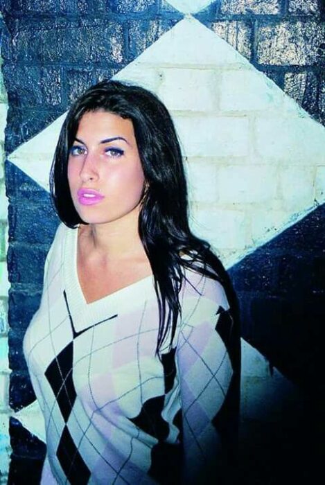 Amy Winehouse suéter rombos