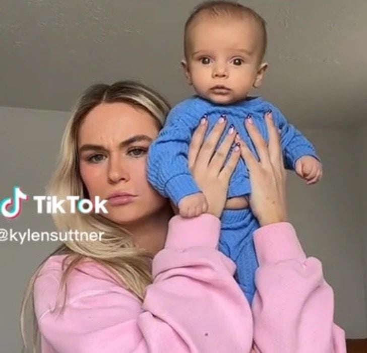 Kylen con su bebé bronceado con trajesito azul 