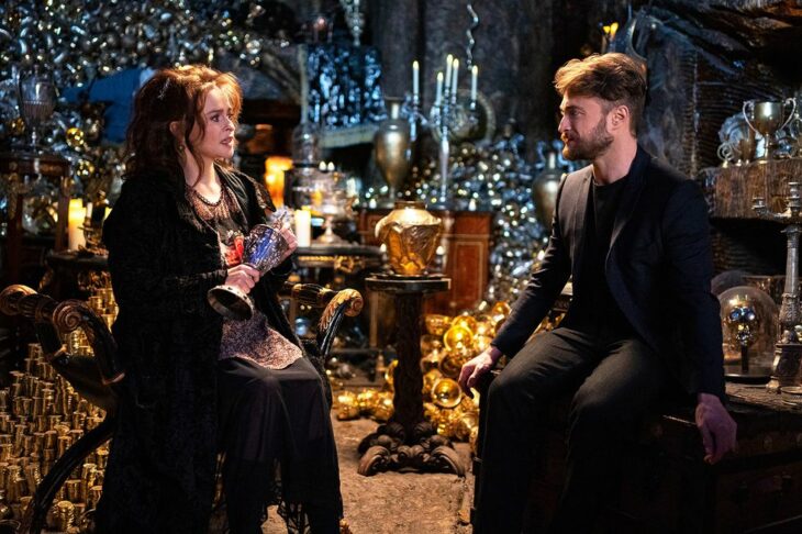 Daniel Radcliffe con Helena Bonham Carter en entrevista