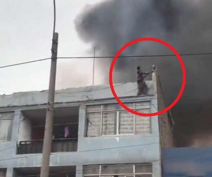 foto del hombre rescatando animales de un incendio 