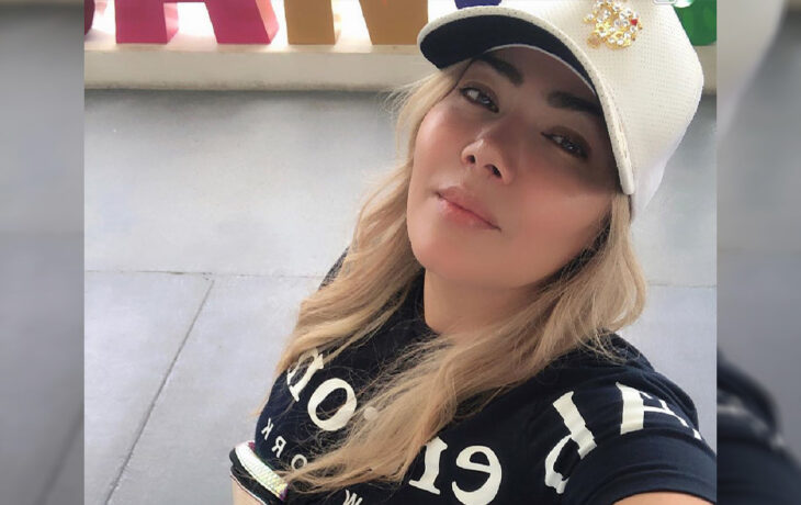 Erika Monclova con gorra tomándose una selfie 