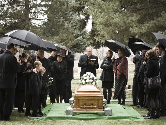 personas en un funeral 