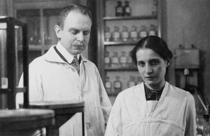 Lise Meitner en un laboratorio 