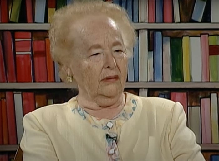 Gertrude B. Elion con blusa beige 