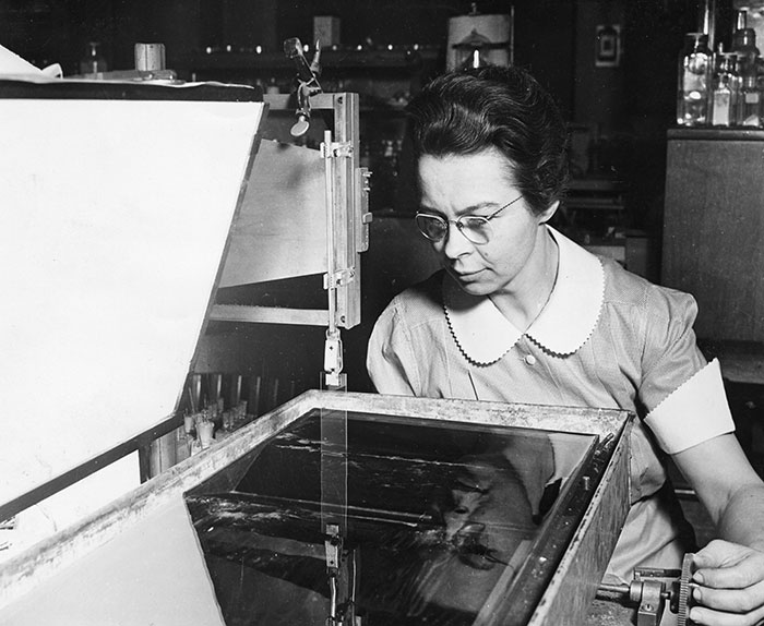 Katharine Burr Blodgett con una máquina 