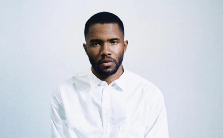 Frank Ocean con camisa blanca en fondo blanco 