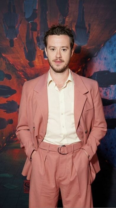 Joseph Quinn traje rosa