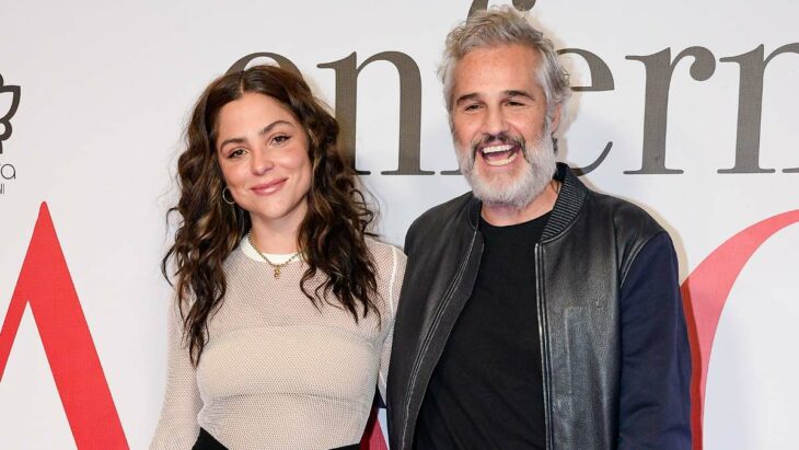 Juan Pablo Medina posando sonriente con Paulina Dávila en la alfombra roja de algún evento.