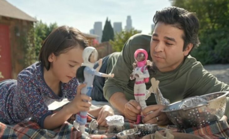 un adulto y su hija jugando a las barbies 