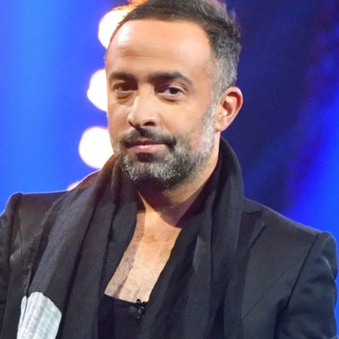 Mario Domm posa con ropa oscura sobre un escenario