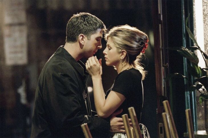 David Schwimmer y Jennifer Aniston en escena de Friends 