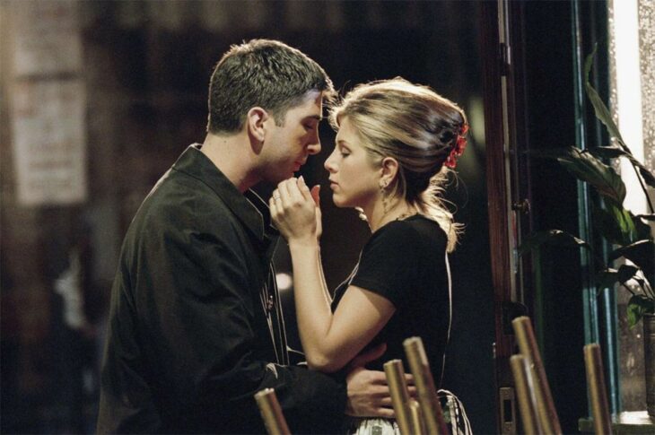 David Schwimmer y Jennifer Aniston en escena de Friends 