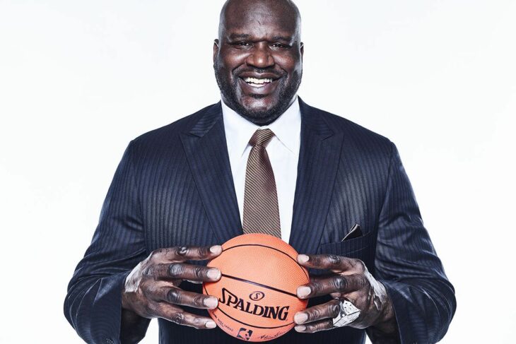 Shaq con traje y un balón en las manos 