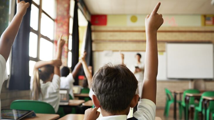 Maestra en aula de clases