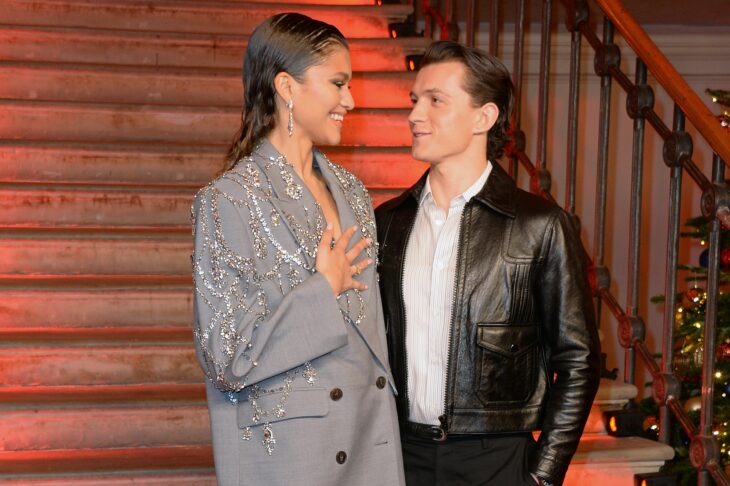 Tom Holland y Zendaya abrazados en los pies de una escalera 