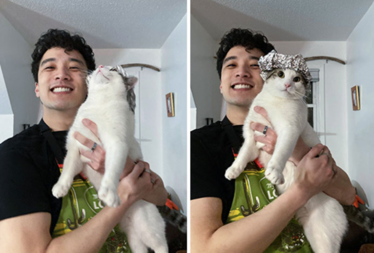 un joven muestra que su gato lleva un gorrito de aluminio 