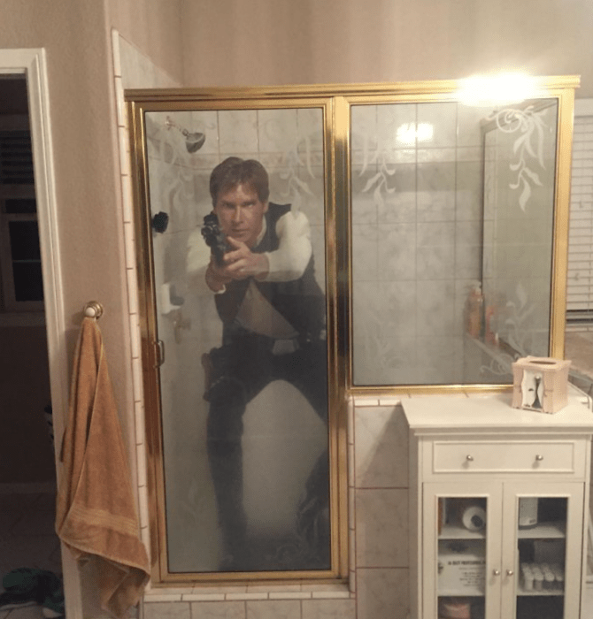 imagen de cartón de Harrison Ford oculta en la ducha